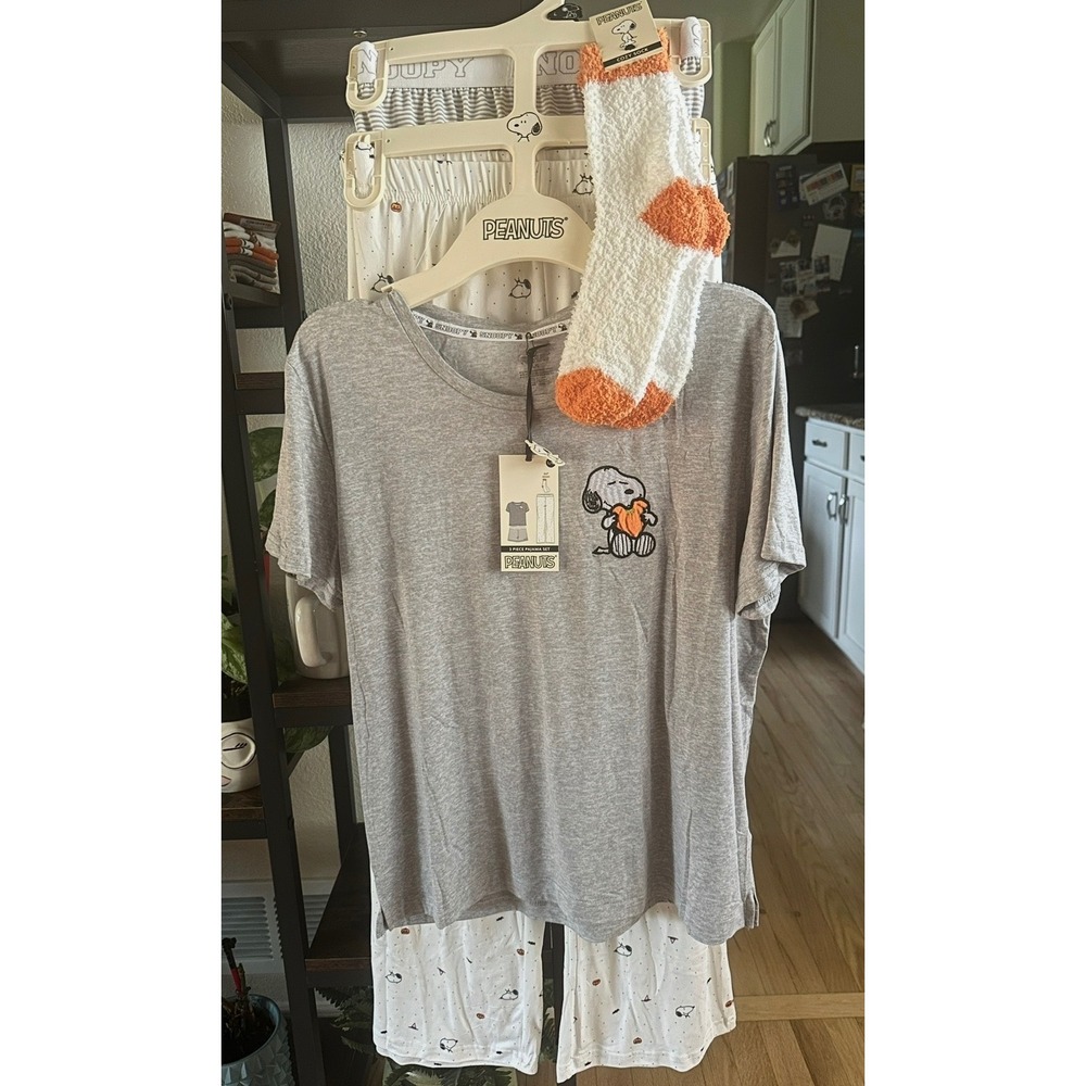 Peanuts Snoopy Halloween Pajama Set 3 Piece Plus Socks Gray White Pumpkin Mens M